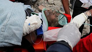 Sobreviventes retirados dos escombros em Nairobi