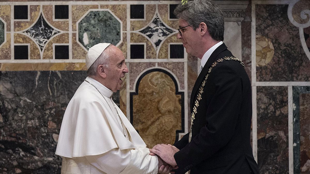 Papst fordert sozialere Wirtschaftsordnung in Karlspreis Rede