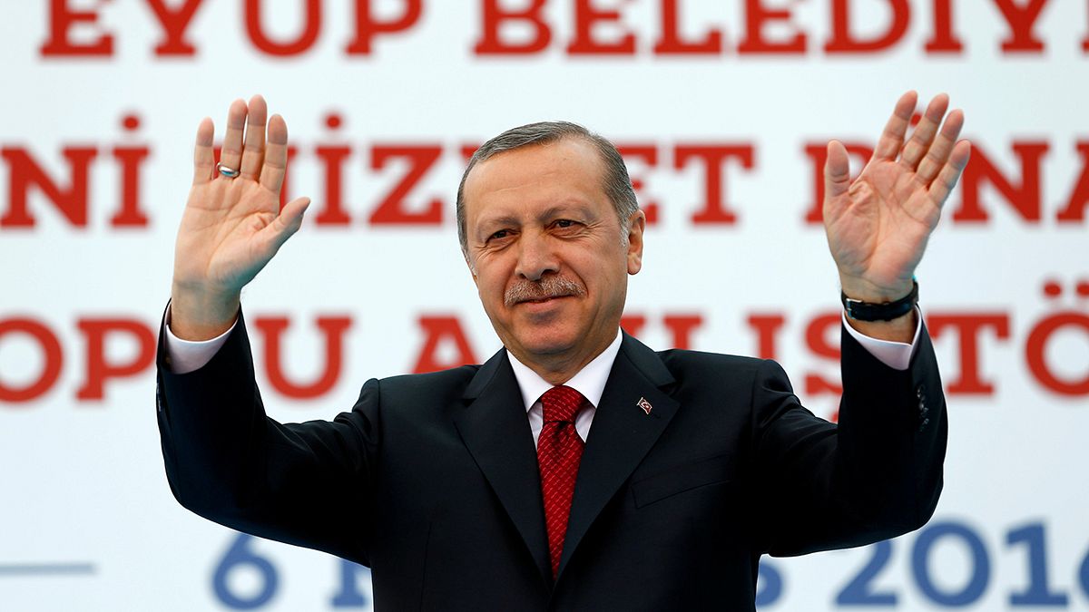 Turquia: Presidente Erdogan afasta-se da União Europeia e insiste no reforço de poder