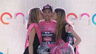 Volta a Itália: Tom Dumoulin é o primeiro a vestir a camisola rosa no Giro