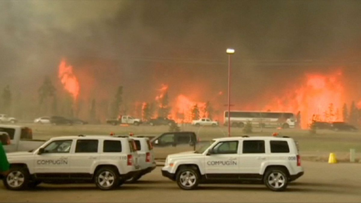 اجلاء آلاف الأشخاص في ألبرتا الكندية بسبب الحرائق