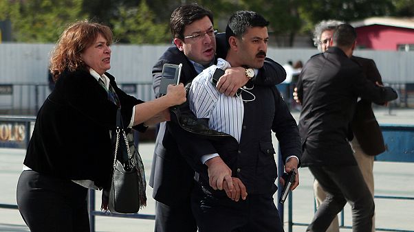 Coups de feu contre Can Dündar : le tireur arrêté Coups de feu contre Can Dündar : le tireur arrêté