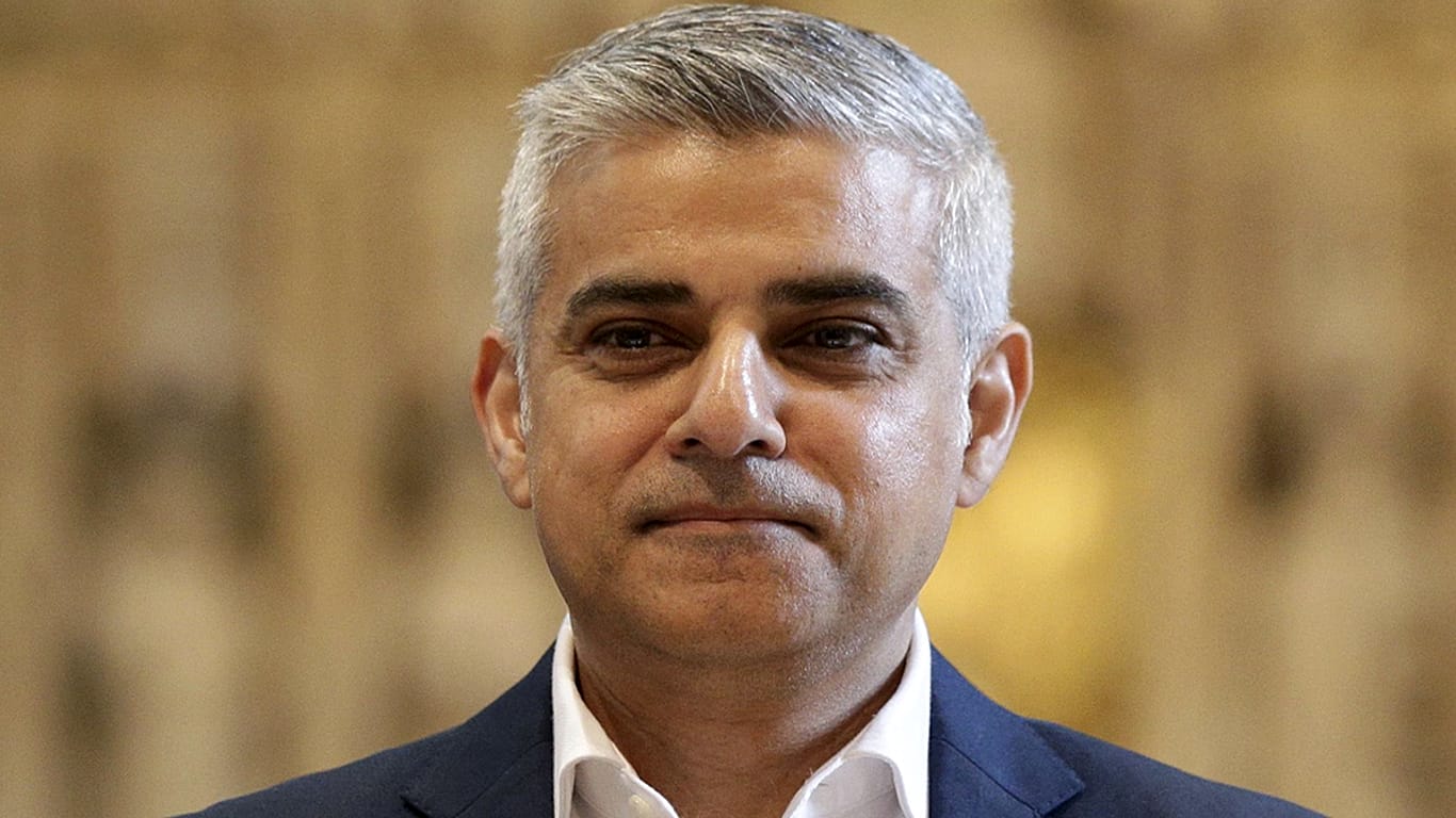 Sadiq Khan sworn-in as London's new mayor | Euronews