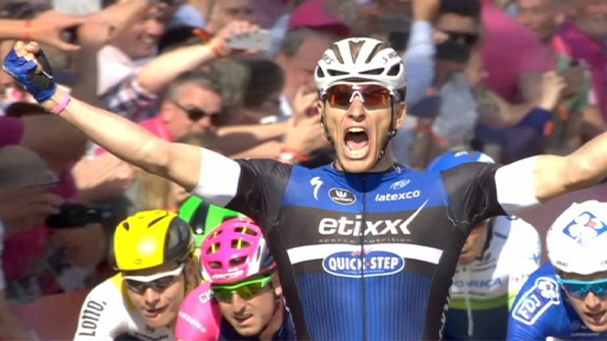 Kittel vence la segunda etapa del Giro pero Dumoulin sigue líder