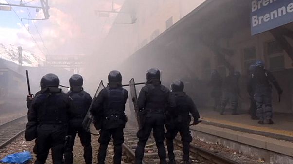 Brennero: il corteo degli anarchici finisce in guerriglia urbana Brennero: il corteo degli anarchici finisce in guerriglia urbana