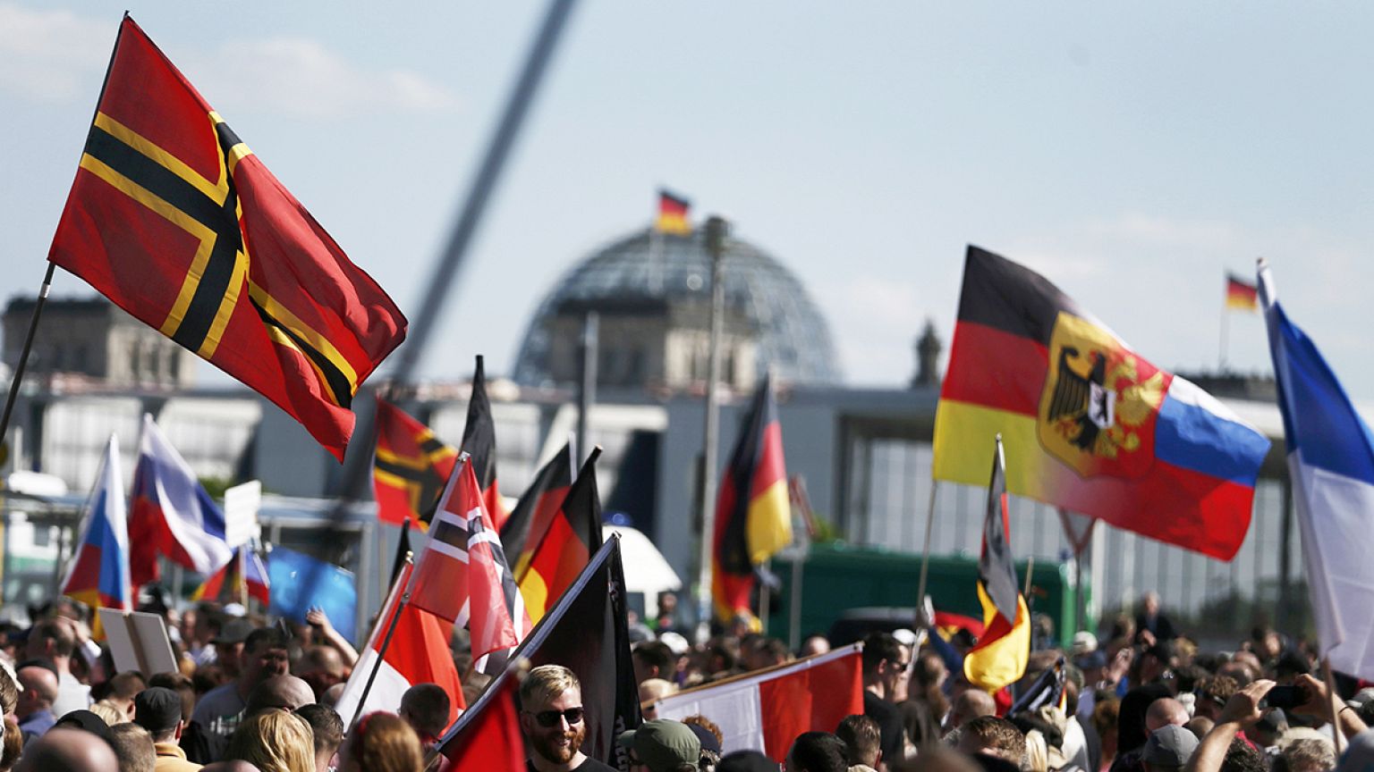 "Nosotros somos el pueblo" y otros lemas de la ultraderecha no consiguen la resonacia esperada en la marcha contra Merkel