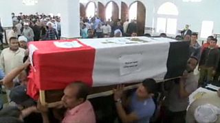 Egipto despide con un funeral militar a 8 policías asesinados por el Dáesh