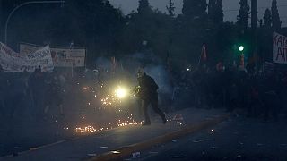 Disturbios frente al parlamento griego antes de que se vote la reforma de las pensiones