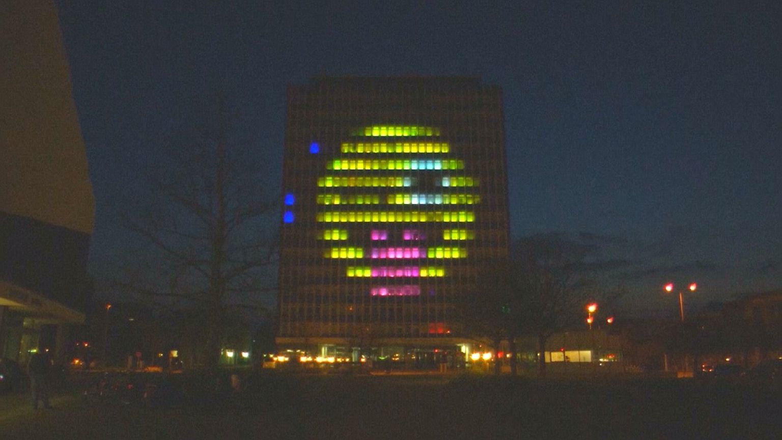 Spielspaß XXL: Tetris, Pong und Snake auf der Hochhausfassade!