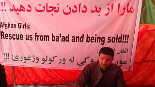 معلم معترض افغان: دختران را از بد دادن نجات دهید