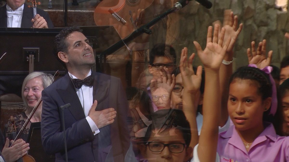 Perulu çocuklar için şarkı söyleyen adam: Juan Diego Florez
