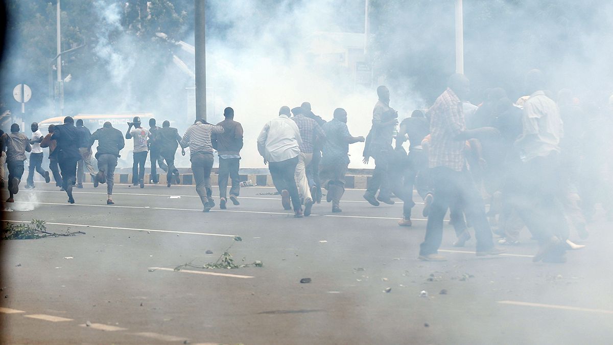 Quénia: Polícia usa gás lacrimogéneo contra oposição que exige dissolução da Comissão eleitoral