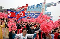 Tömegfelvonulás éltette az észak-koreai pártkongresszust