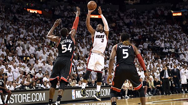 Wade y Curry lideran las victorias de los Heat y los Warriors Wade y Curry lideran las victorias de los Heat y los Warriors