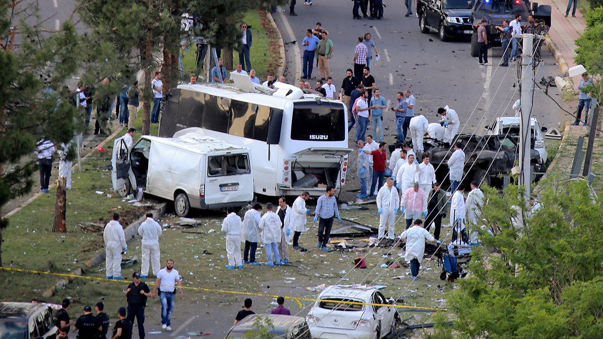 Turquie : un attentat contre un car de la police fait trois morts à Diyarbakır