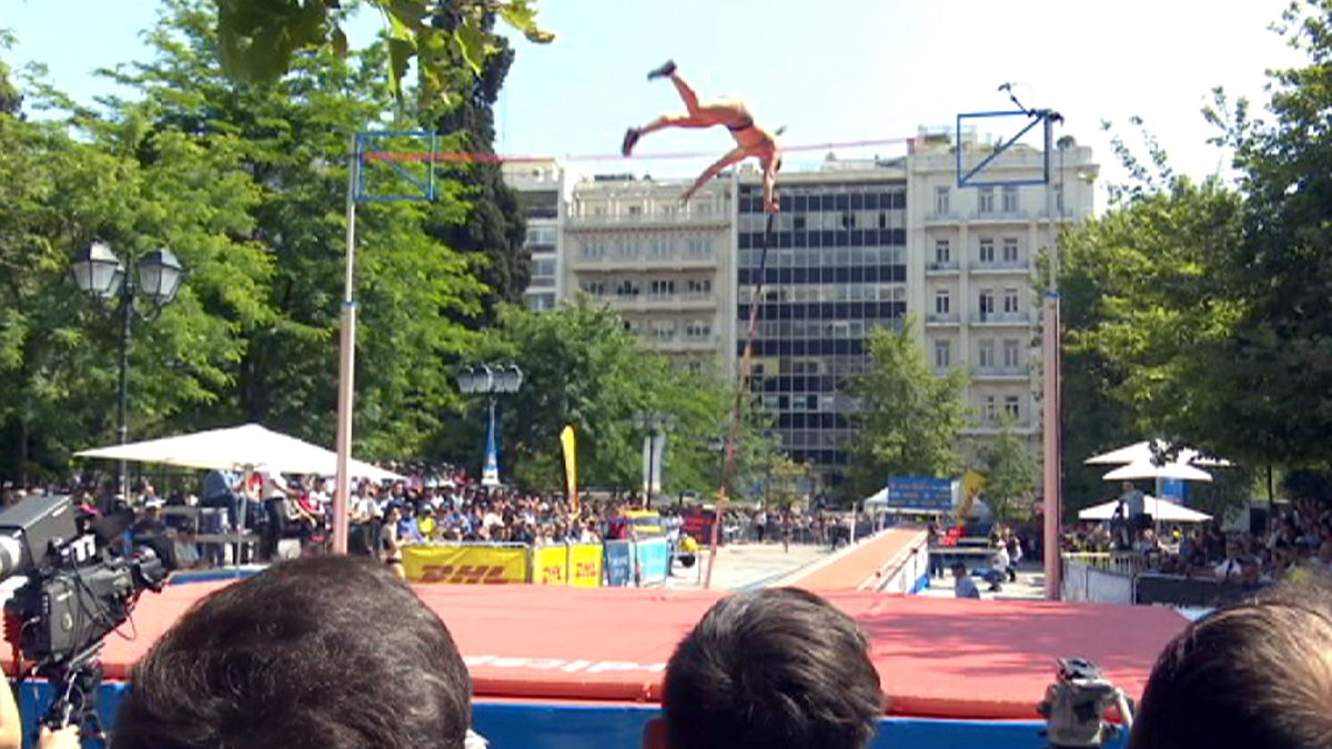 Греция: в Афинах прошел уличный турнир по прыжкам с шестом