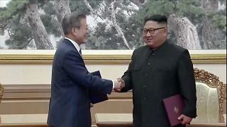 Image: South Korean President Moon Jae-in and North Korean leader Kim Jong