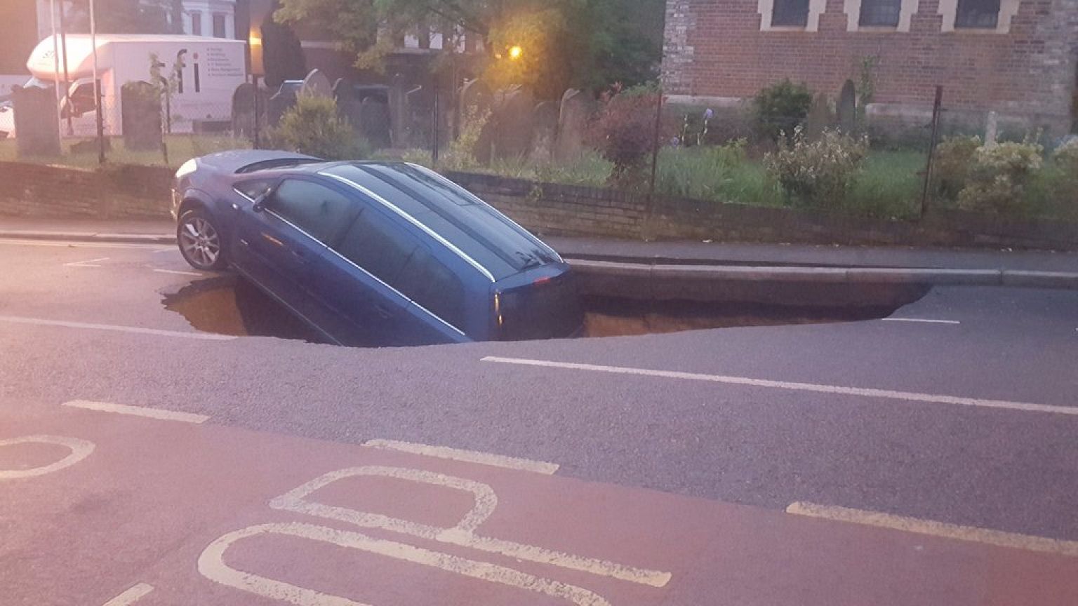 Was war da los? Böses Erwachen: Auto im Loch