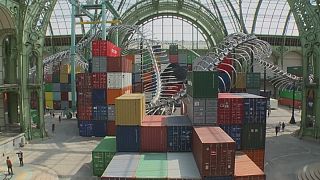 Schlangenskelett und Containertürme: Huang Yong Ping füllt den Grand Palais in Paris