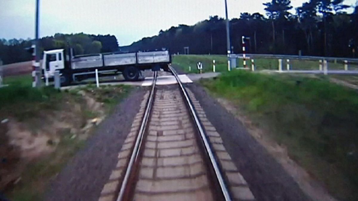 Watch: train driver races to warn passengers ahead of crash