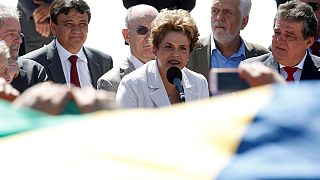 Afastada, Dilma promete combater o "golpe"