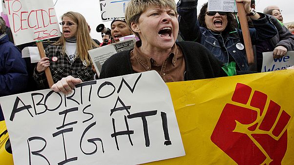 Αμβλώσεις: Ένα θέμα που διχάζει την Ευρώπη του 21ου αιώνα Αμβλώσεις: Ένα θέμα που διχάζει την Ευρώπη του 21ου αιώνα