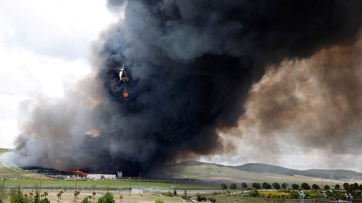 آتش سوزی در بزرگترین انبار لاستیک های مستعمل اسپانیا