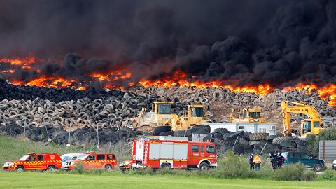 Impresionante incendio en un cementerio de neumáticos en Seseña