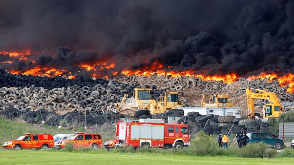 Queima de pneus em Espanha provoca enorme nuvem de fumo Queima de pneus em Espanha provoca enorme nuvem de fumo