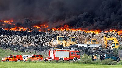 Espagne: une immense décharge sauvage de pneus en flammes