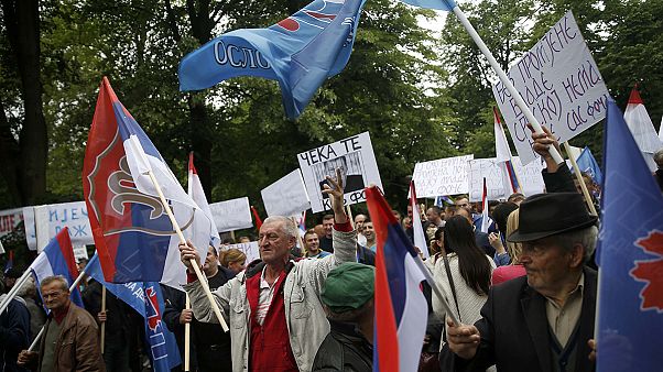 Manifestações contra e a favor do presidente da República Srpska Manifestações contra e a favor do presidente da República Srpska