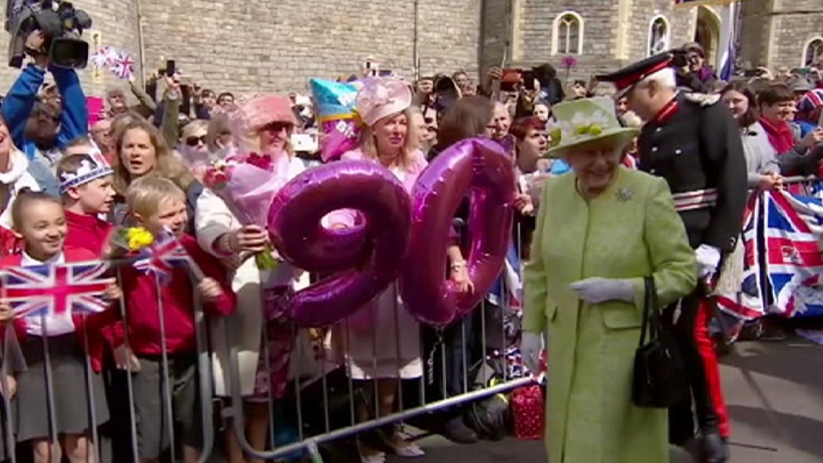 Το Λονδίνο έβαλε τα γιορτινά του για τα 90 γενέθλια της βασίλισσας Ελισάβετ