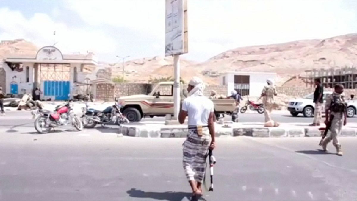 عشرات القتلى والجرحى من قوات الأمن اليمنية في تفجيرين بالمكلا
