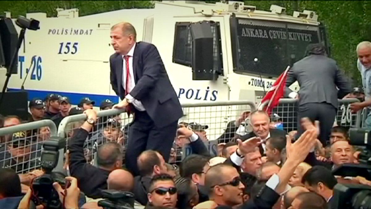 تجمهُر عناصر من حزب الحركة القومية اليميني التركي لمنع إنعقاد مؤتمرخلافة الحزب