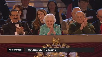 La regina Elisabetta II apprezza lo show per il suo compelanno