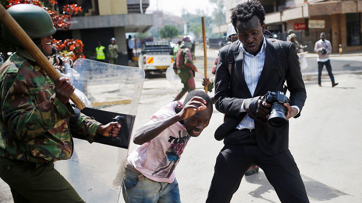 La policía keniana reprime una manifestación contra el fraude electoral