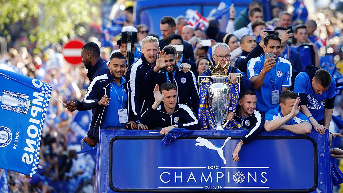 Leicester şampiyonluk kupasıyla zafer turu attı
