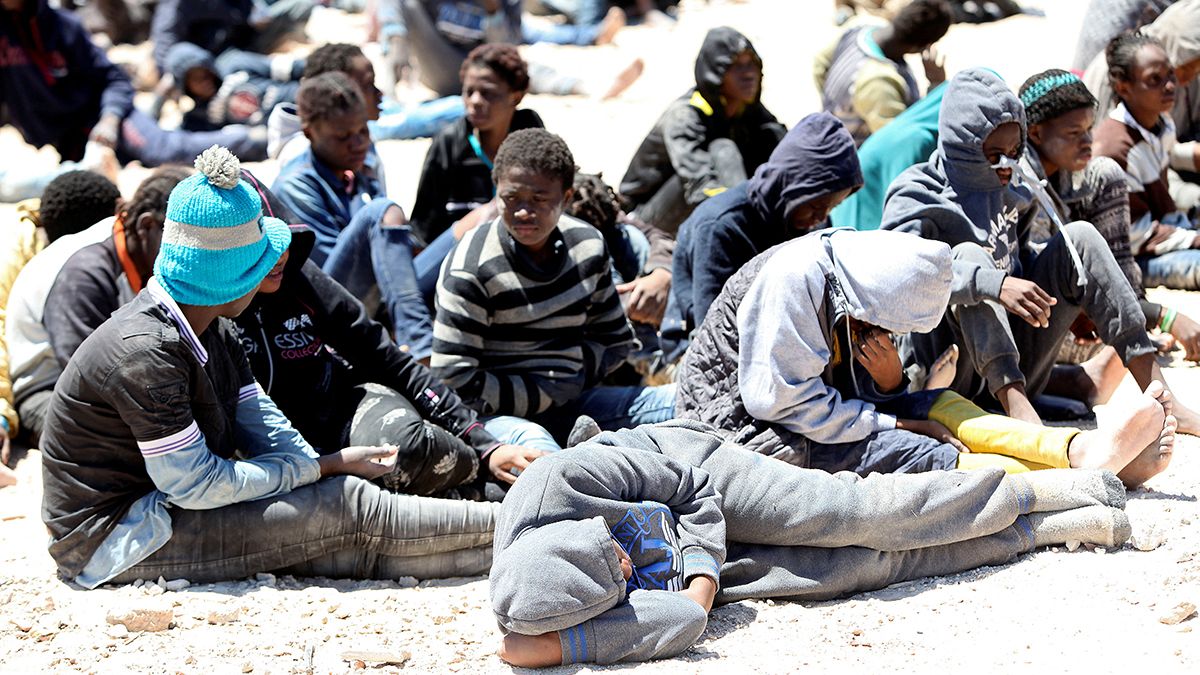 Los guardacostas libios rescatan a 112 inmigrantes y refugiados de origen africano