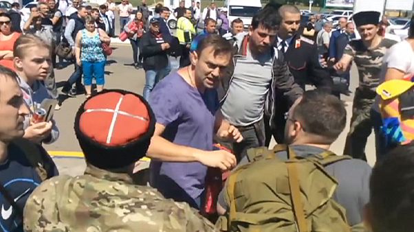 Un grupo de cosacos ataca al líder opositor ruso Alexei Navalny Un grupo de cosacos ataca al líder opositor ruso Alexei Navalny