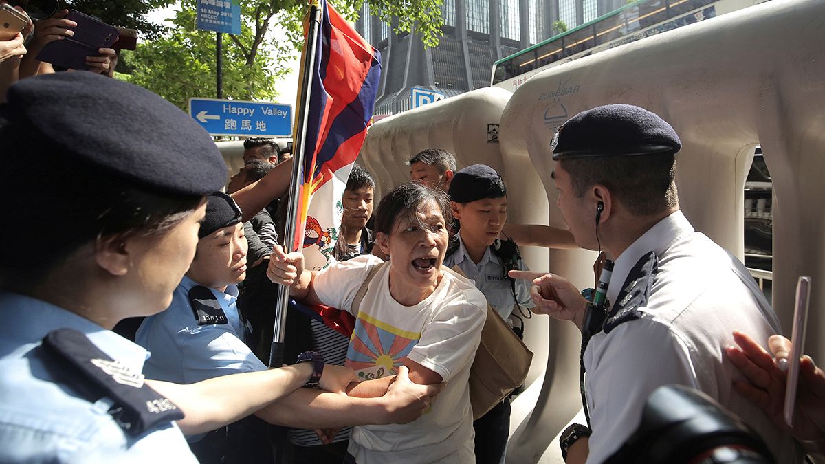 Visita do número três do governo chinês a Hong Kong sob protestos
