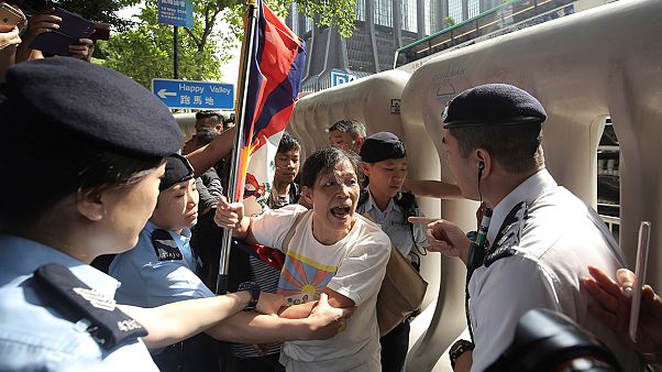 Χονγκ Κονγκ: Δρακόντεια μέτρα ασφαλείας για την επίσκεψη του Ζανγκ Ντεγιάνγκ Χονγκ Κονγκ: Δρακόντεια μέτρα ασφαλείας για την επίσκεψη του Ζανγκ Ντεγιάνγκ