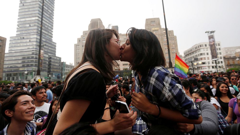Президент Мексики Энрике Пенья Ньето предлагает легализировать однополые бр...