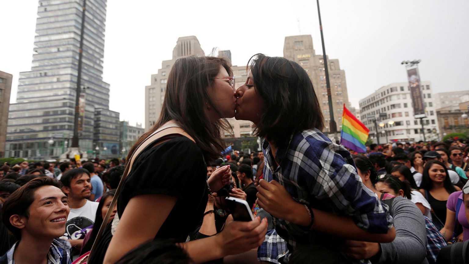 Peña Nieto allana el camino al matrimonio gay en todo México