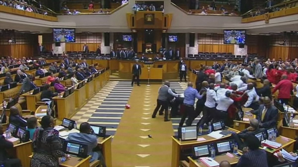 Südafrika - aus Protest wird Schlägerei im Parlament
