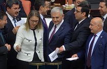 Izzik a török parlament a mentelmi jogról szóló vita miatt