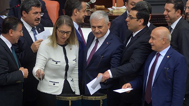 الأكراد يؤكدون أنهم المستهدفون من رفع الحصانة عن النواب في تركيا الأكراد يؤكدون أنهم المستهدفون من رفع الحصانة عن النواب في تركيا