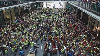 Cerca de 1000 músicos participam em 'flash mob' num centro comercial em Berlim