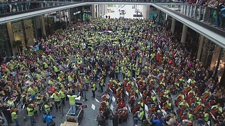Flashmob orchestra floods Berlin shopping centre