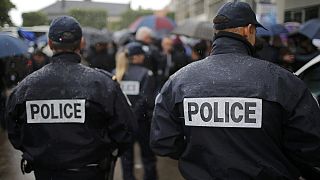 Polícias em França na rua contra o ódio