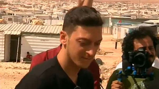 Il campione dell'Arsenal Ozil visita un campo profughi in Giordania Il campione dell'Arsenal Ozil visita un campo profughi in Giordania